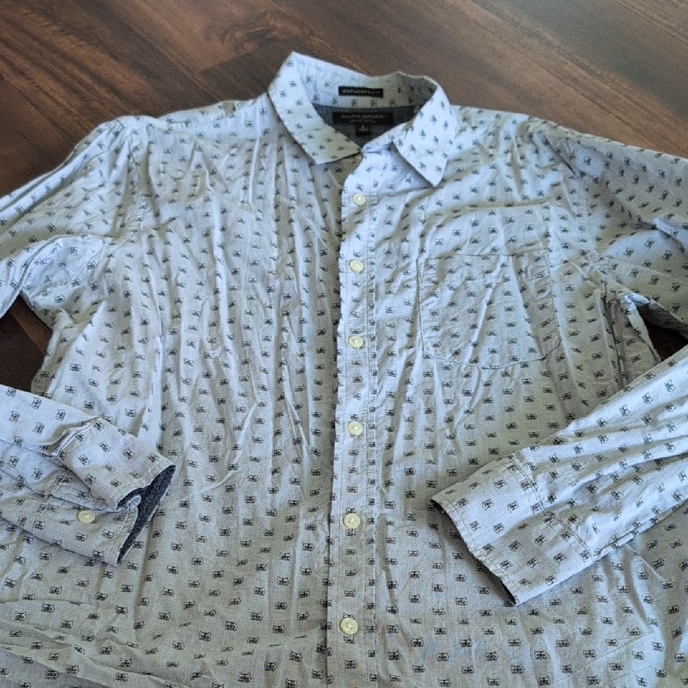 Banana Republic Blue Casual Button Down Shirt with Classic Pattern